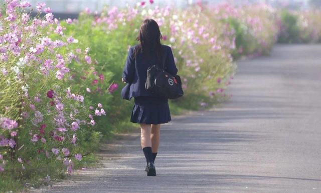 日本女生的校服走红，女星也跟风穿搭！网友：