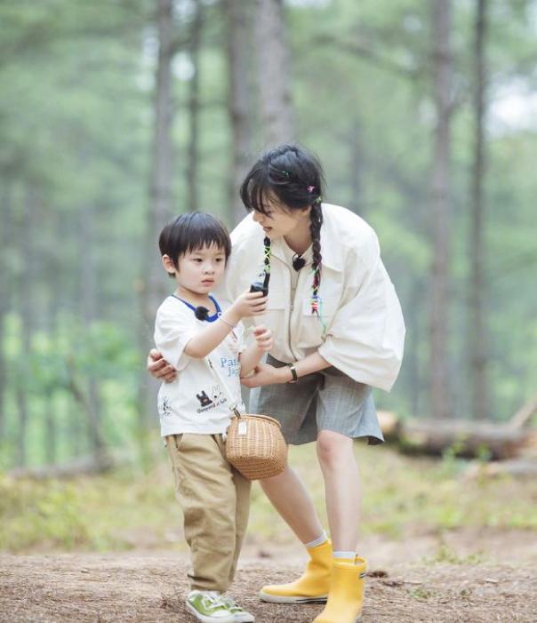 郑爽不愧是国民初恋，就算彩绳编发穿村姑装，