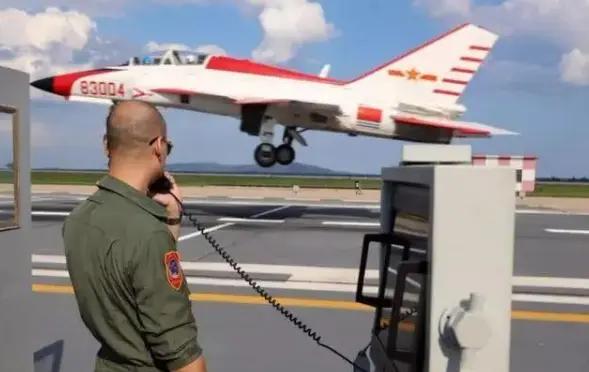 075两攻如何搭载固定翼战机:是发展垂直起降飞机