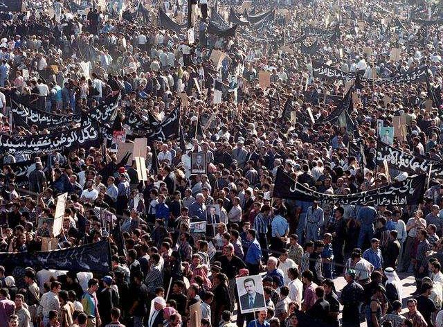 大表哥被军方镇压？士兵突然闯入家中：叙利亚