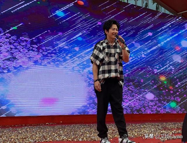 孙耀威15年后首登天天，穿皮背心流苏衫，47岁烫卷发重现顽童风采