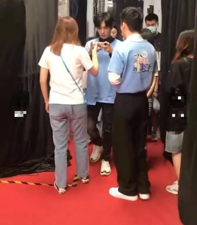 手机|李汶翰澄清玩手机让人等 因为因为演喜剧压力太大需要靠玩手机缓解