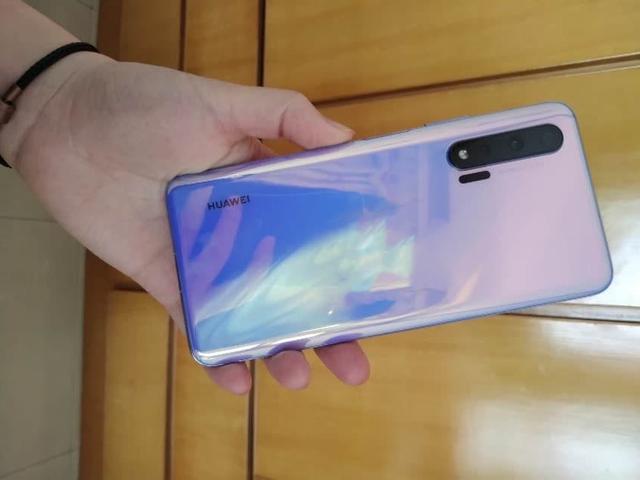 从3199跌至1819，麒麟990+8GB运存，还买什么iPhone SE？