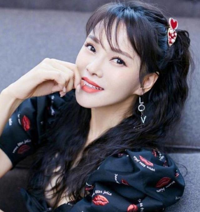 2015年，伊能静和小10岁秦昊结婚，公公婚礼上一