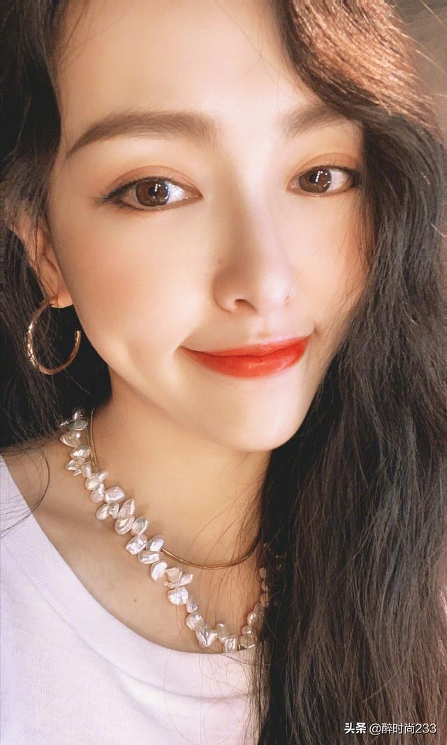 唐嫣产后首晒自拍，红唇卷发优雅迷人，当妈后