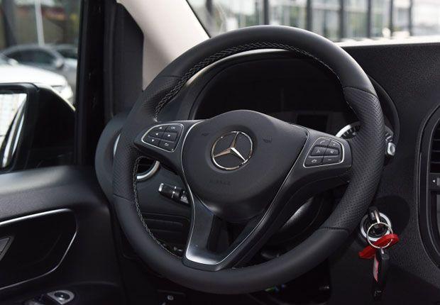 7座“大块头”奔驰也亲民，长近5.4米，2+2+3布局，如今仅28.98万