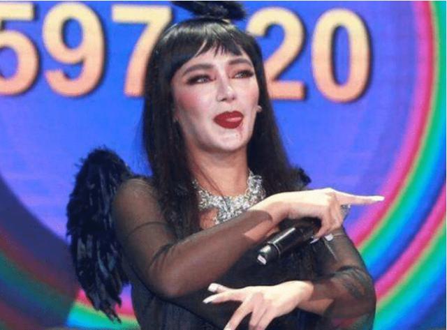 快女冠军\"大换脸\"，整容失败超不协调，