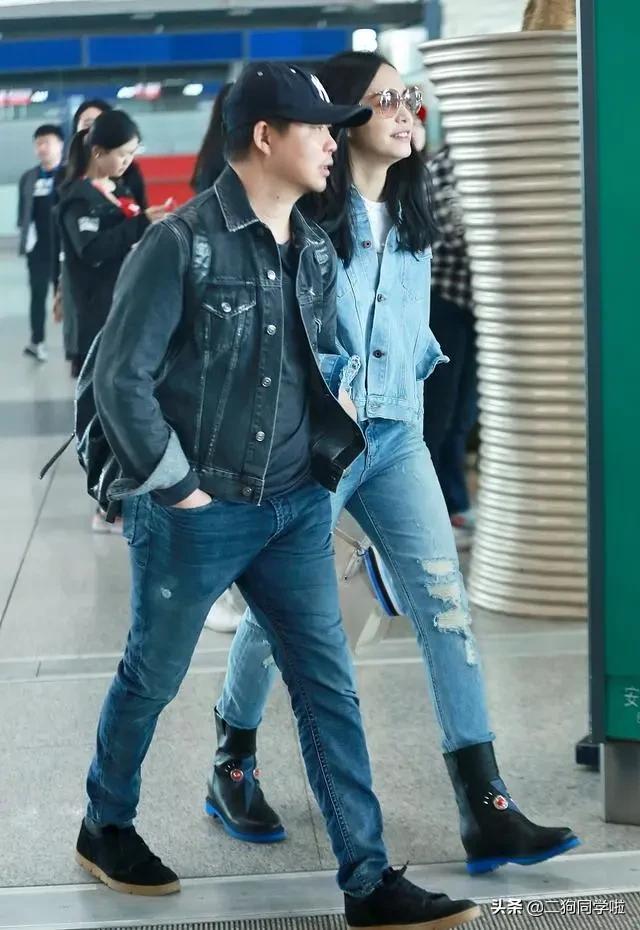 姚晨携老公穿情侣装走机场，穿“肚兜”牛仔踩