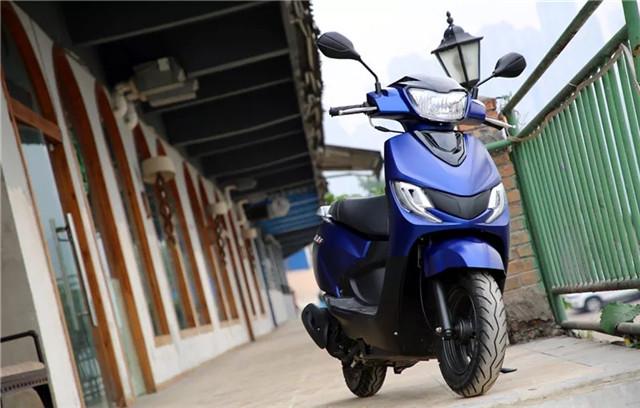 代步踏板小海豚，前轮碟刹一体式座垫，110CC发动