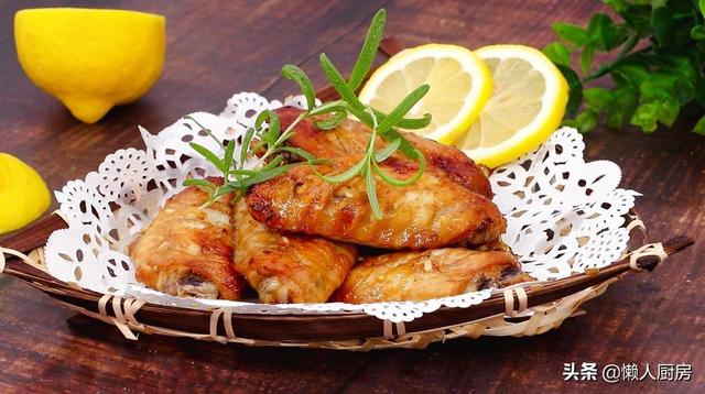 1个柠檬，一点鸡翅，这样做的鸡翅清香又清爽，外皮呈焦糖色