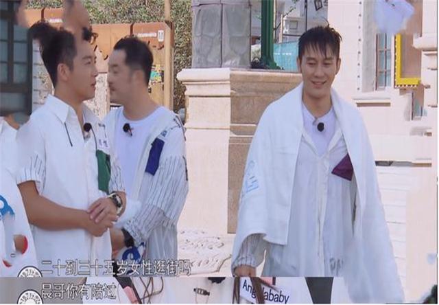 当众“调戏”小鲜肉，张天爱玩心计，几个动作暴露了真实人品