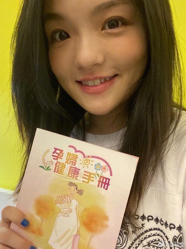 徐佳莹宣布怀孕！自曝孕期反应超严重，与大11岁导演老公相恋3年