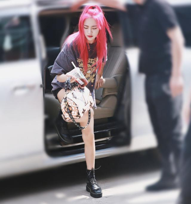 THE9生图曝光，谢可寅陆柯燃发色亮眼，我却被安崎的蚂蚁腰吸引