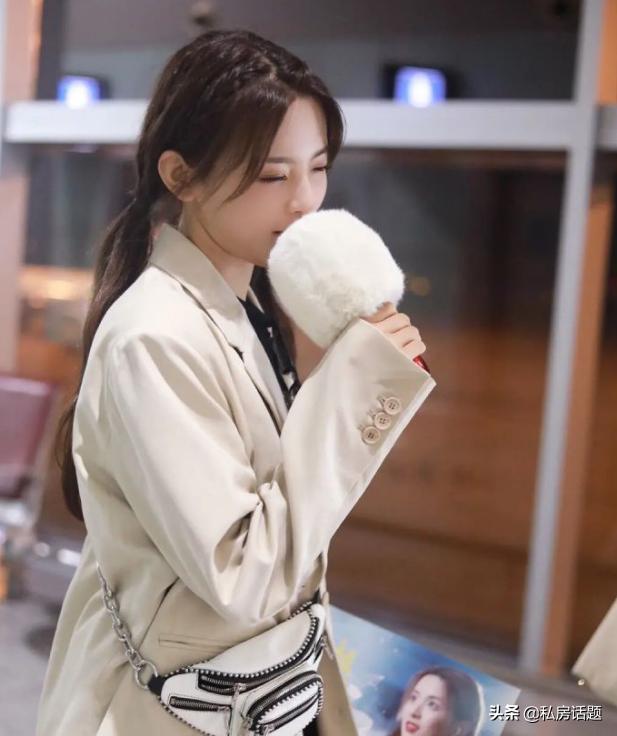 杨超越和鞠婧祎，一个初恋脸，一个高冷脸，你喜欢哪一个