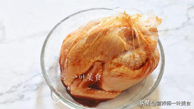 自制烤鸡，不用烤箱不开火，不加一滴水，鲜嫩多汁，家家都能做