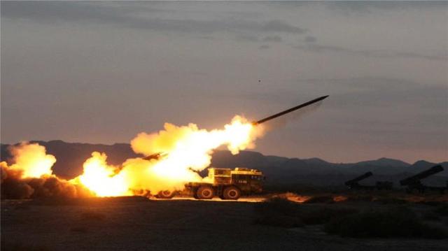 中国亮相世界顶级箱式火箭炮！射程达300公里，