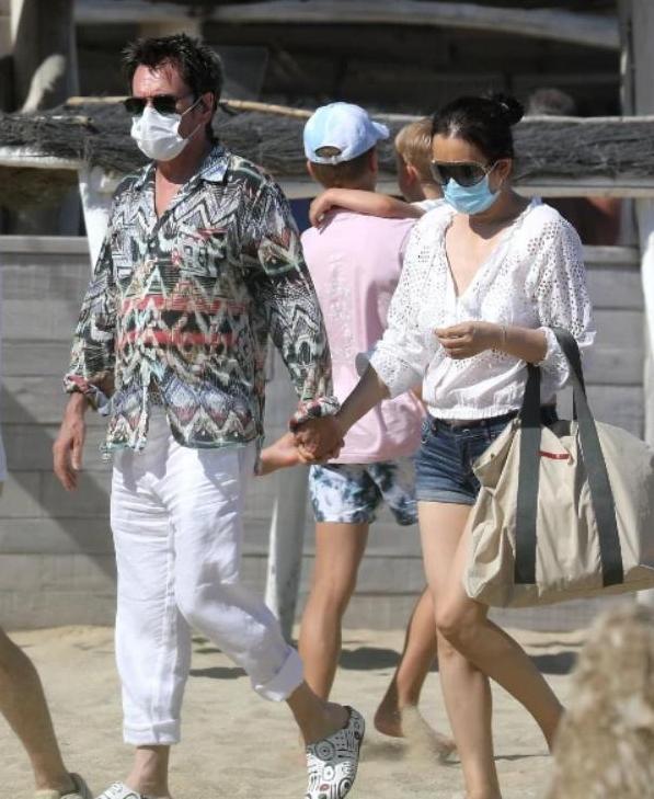 巩俐无意露肚脐太尴尬！携71岁老公沙滩漫步，游