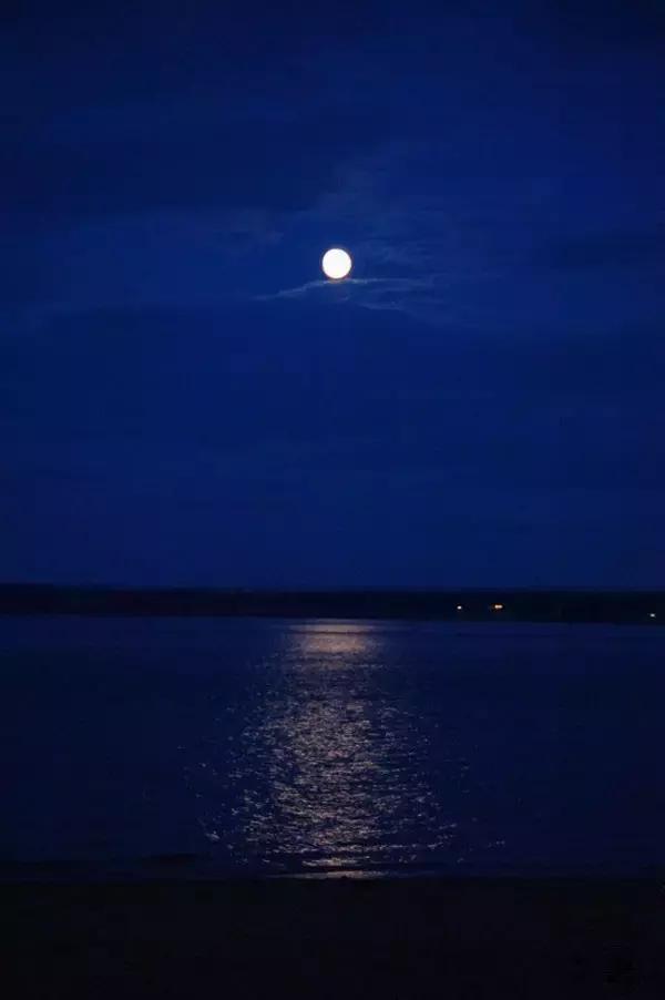 八月|七月，再见！八月，你好！祝你岁月无波澜，敬我余生不悲欢