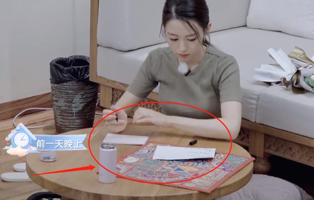 吉娜写中文贺卡给妻子团，看清桌子上的物品，