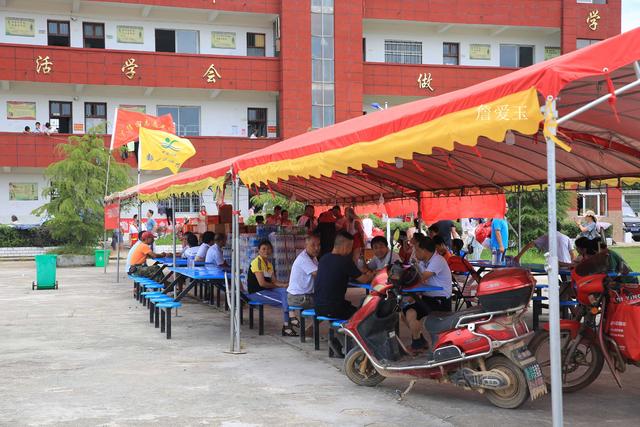 鄱阳洪灾，16岁女孩保护聋哑妈妈撤离，武警及时赶到