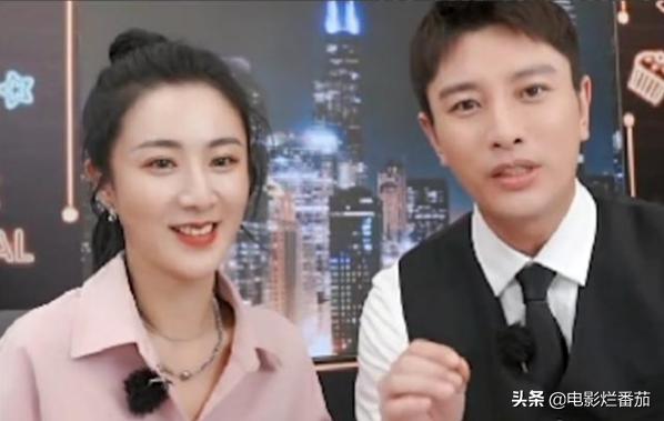 贾乃亮春风满面看女儿，与甜馨打羽毛球挥汗如