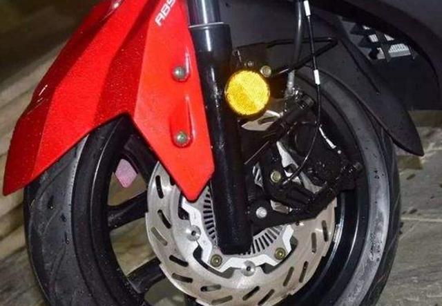 三阳的“运动健将”！标配ABS，油耗2.7升，150c