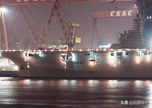 首艘075型攻击舰绚丽夜景美图曝光，辅机开始运转，试航倒计时