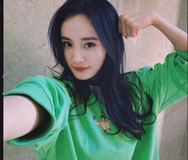 杨幂@宣传委员杨幂上线！发文王艺瑾和刘梦打Call 称其为嘉行选秀巅峰