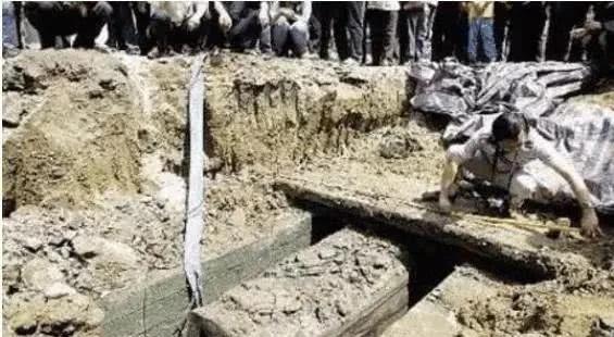 村民在家中打井时，无意挖出一大型石棺，里面躺着两具男尸