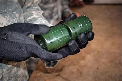 我军为何不装备无柄手榴弹？有柄手榴弹与无柄