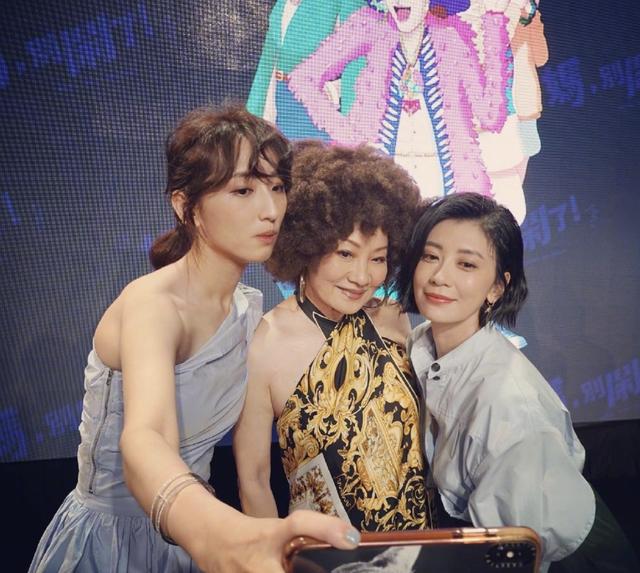 贾静雯晒母女同框，咘咘亲吻妈妈很粘人，3岁波妞门牙脱落好抢镜