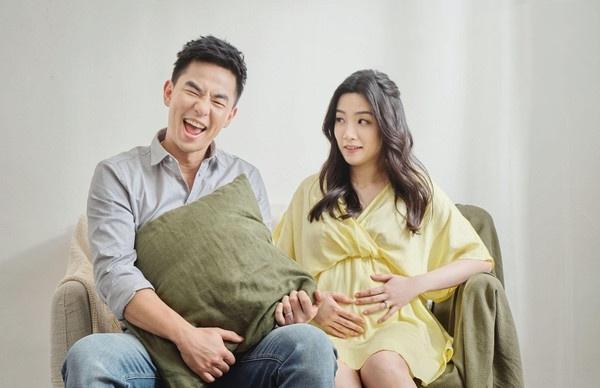 柯有伦官宣妻子怀孕，晒八月孕照合影，分享孕期趣事