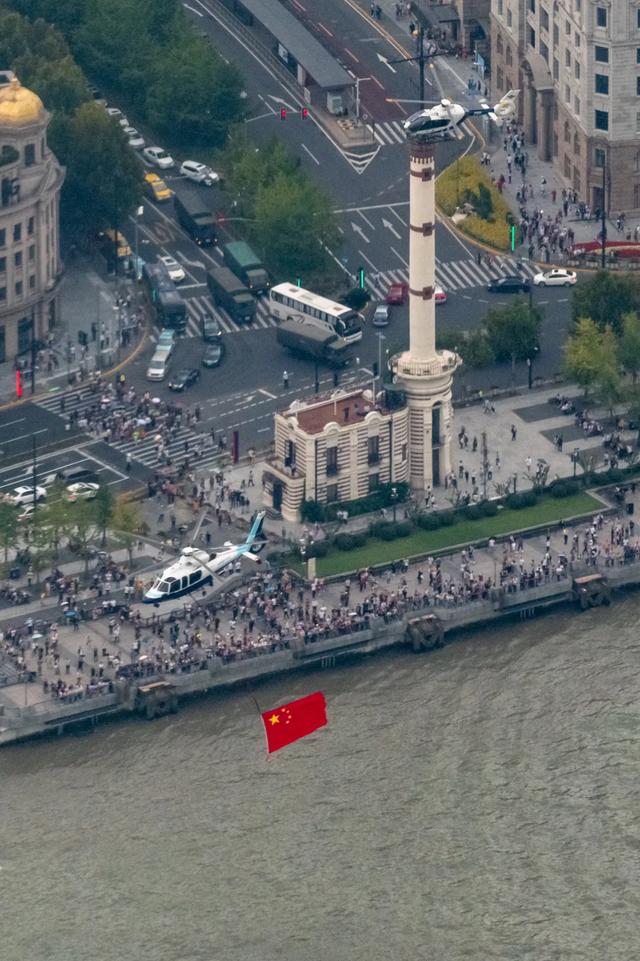 上海警航直升机时隔5年再次挂载国旗飞临黄浦江