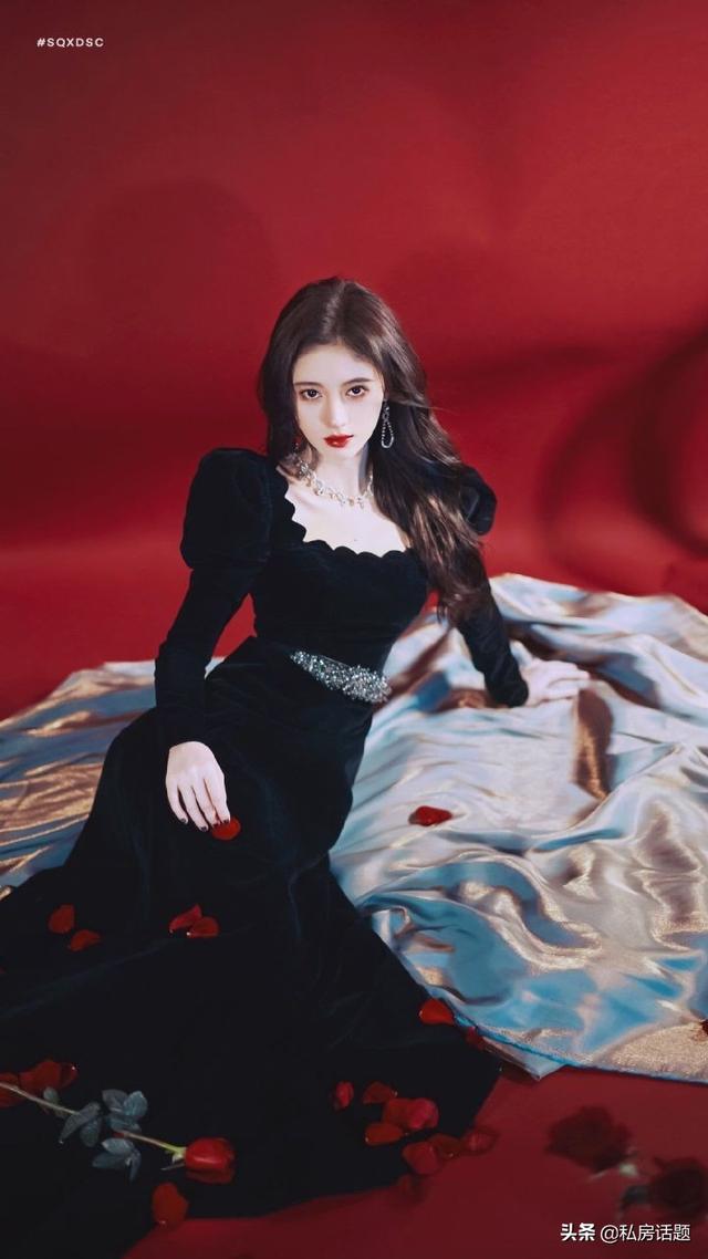 杨超越和鞠婧祎，一个初恋脸，一个高冷脸，你喜欢哪一个