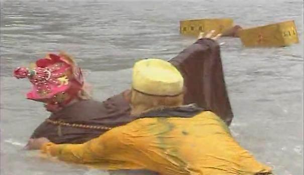 唐僧师徒通天河遇鲤鱼精 观音菩萨不着衣妆前往