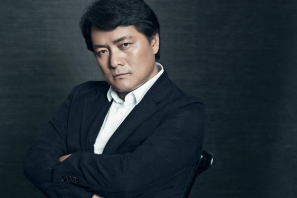 19岁为爱私奔，裸婚后在地下室生下3胎，如今丈夫用7部剧将她捧红