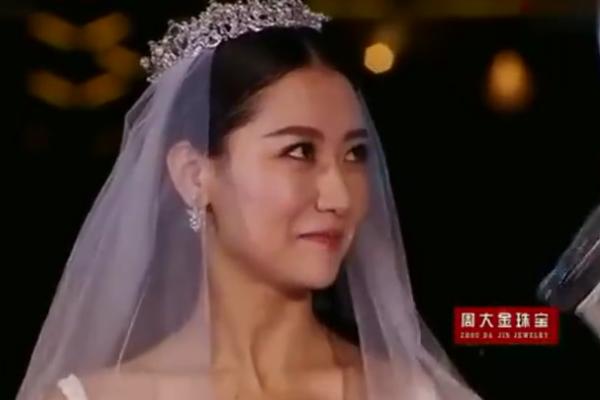 白冰未走出离婚阴霾，网友翻出前夫当年求婚视频，明白她为何痛哭