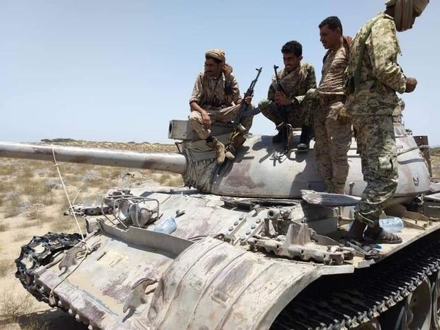 自己互砍真给力！也门政府军内讧，南方军导弹