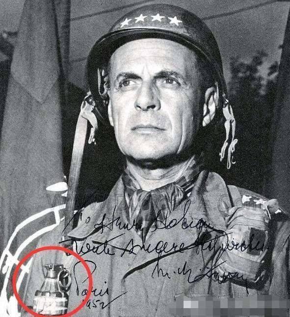 二战美军士兵为何总有两颗手雷挂在胸前？不怕