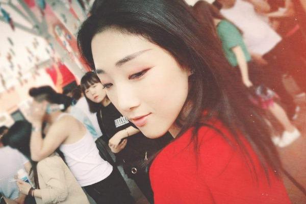 护送|火箭少女护送Yamy 火箭少女成员陪同上车戴口罩面露失落