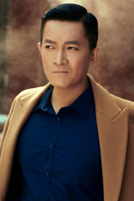 他是出名的老婆奴，拍戏不求片酬，唯一要求就是把老婆带在身边