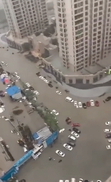 雁荡山|台风登陆雁荡山瀑布被吹倒流 空中飞舞模样太神奇