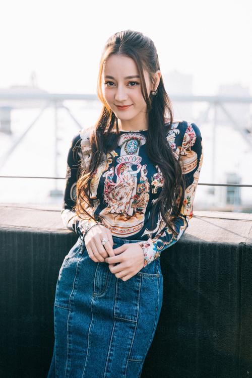 迪丽热巴出道九年一直住在酒店，真实原因让粉丝心疼