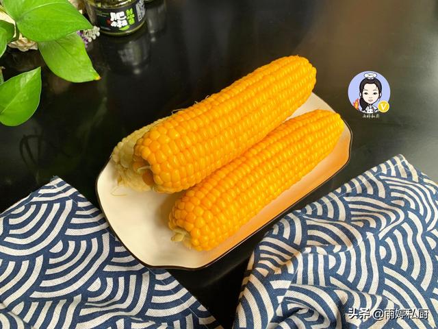 煮玉米，切记别只会用清水直接煮，多加1勺“它”玉米香甜又软糯