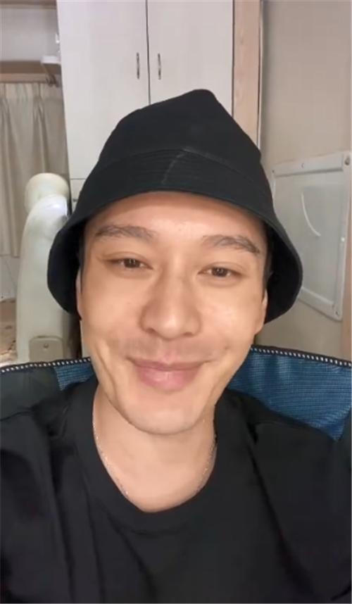 黄晓明累到脱妆遭调侃，本尊晒素颜视频谦虚回应，却遭尹正拆台