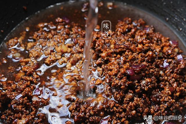 想吃炸酱面不用买，做法步骤教给你，酱香浓郁真解馋，天天吃不腻