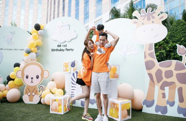 安以轩挺孕肚为1岁儿子庆生，一家三口穿亲子装，室外派对好梦幻