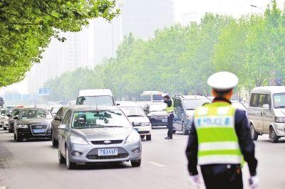 交警都是根據(jù)什么來攔車的？網(wǎng)友：漲知識(shí)了