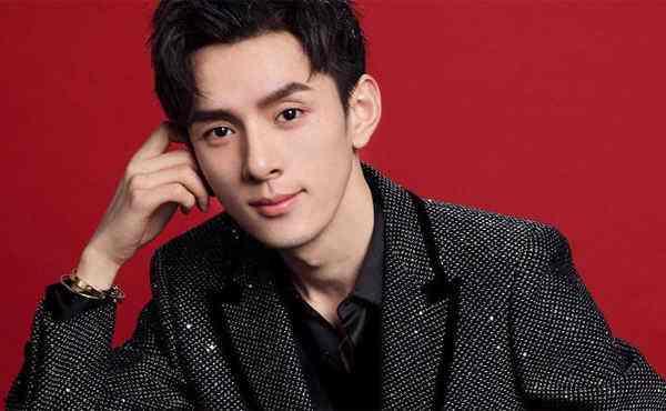 空降直播间，邓伦看李佳琦涂口红，惊成表情包憨厚可爱