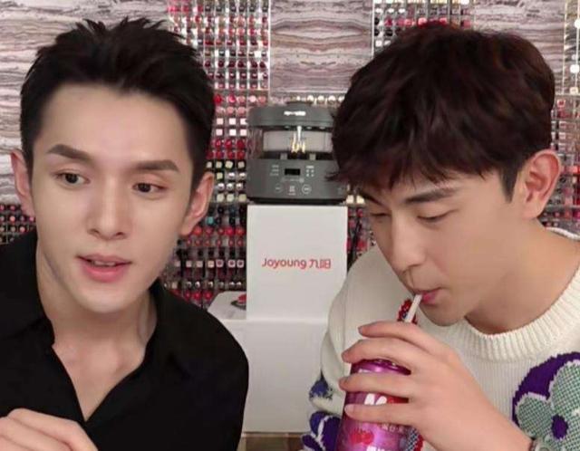 空降直播间，邓伦看李佳琦涂口红，惊成表情包憨厚可爱